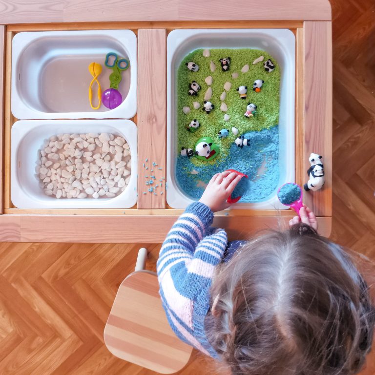 Lire la suite à propos de l’article Recette du Riz Coloré pour Bacs Sensoriels